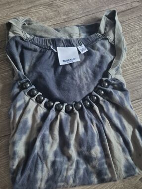 Buffalo David Bitton Gray Tie-Dye Short Sleeve Top with Beaded Neckline